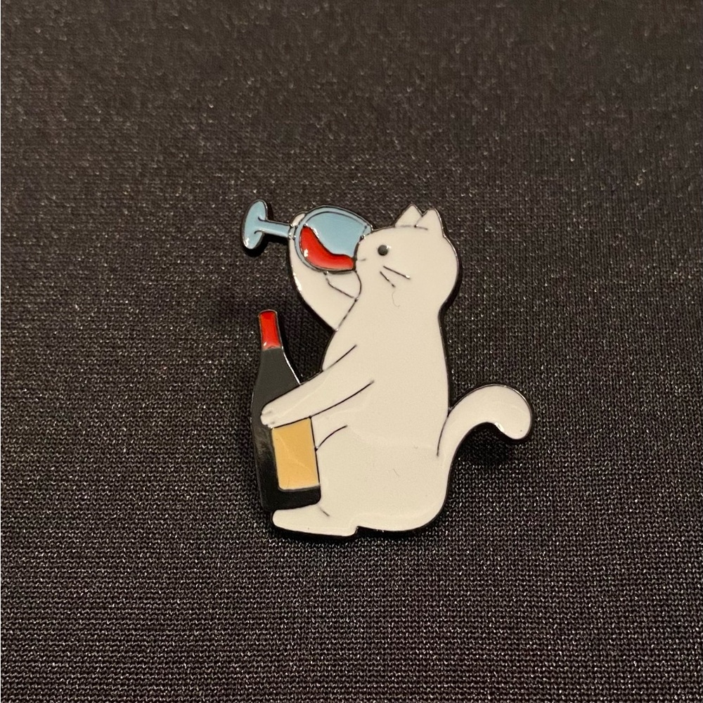 Connoisseur Kitty Pin/Magnet | This cat prefers red wine it seems 3FER